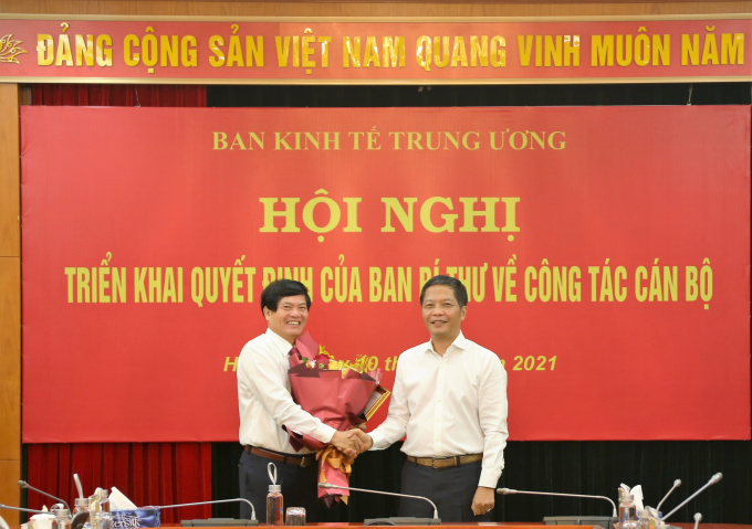 Trưởng BKTTW Trần Tuấn Anh chúc mừng đồng chí Đỗ Ngọc An được bổ nhiệm giữ chức Phó Trưởng Ban Kinh tế Trung ương