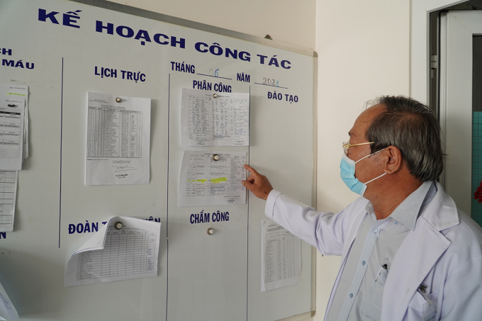 TS.BS Oanh chỉ vào lịch công tác lấy máu tại các tỉnh bị hủy bỏ