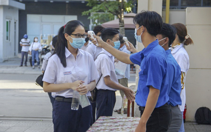 Thí sinh được đo thân nhiệt trước khi vào điểm thi, yêu cầu đeo khẩu trang trong suốt quá trình thi.