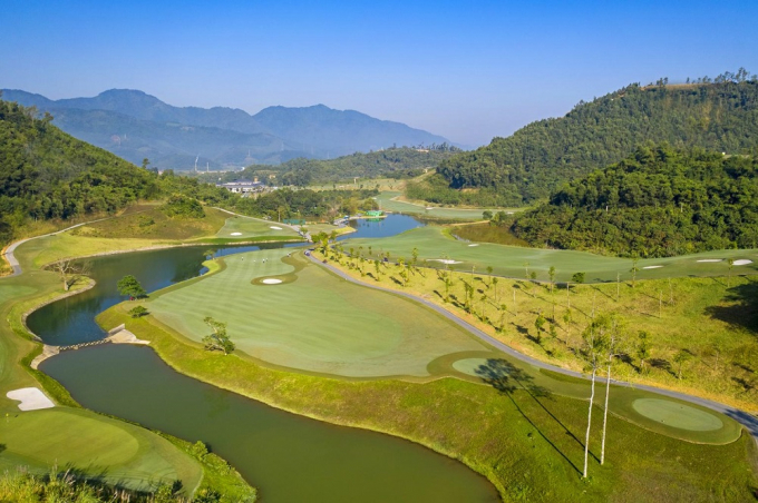 Geleximco Hilltop Valley Golf Club nằm tại vị trí có ưu thế lớn về địa hình