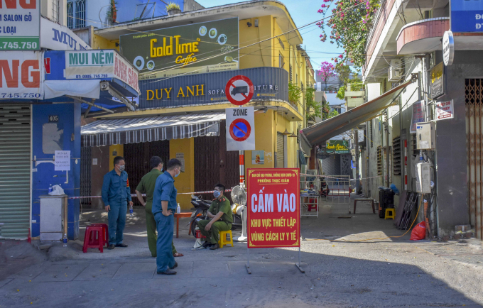 Lực lượng chức năng được bố trí chốt tại các điểm ra vào ở ngõ trên các tuyến đường nơi có ca nhiễm với SARS-CoV-2