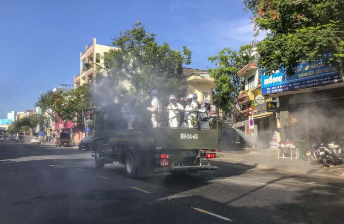 Toàn bộ đường Lê Duẩn (đoạn từ bùng binh Điện Biên Phủ đến Hoàng Hoa Thám) được phun khử khuẩn kĩ càng để đảm bảo an toàn (Ảnh: Thế Sơn)