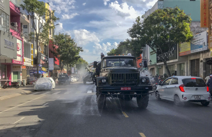 Xe đặc chủng cùng hàng chục cán bộ, chiến sĩ thực hiện nhiệm vụ khử khuẩn toàn bộ các khu vực phong tỏa do có ca mắc COVID-19 và các khu dân cư lân cận ở Đà Nẵng (Ảnh: Thế Sơn)