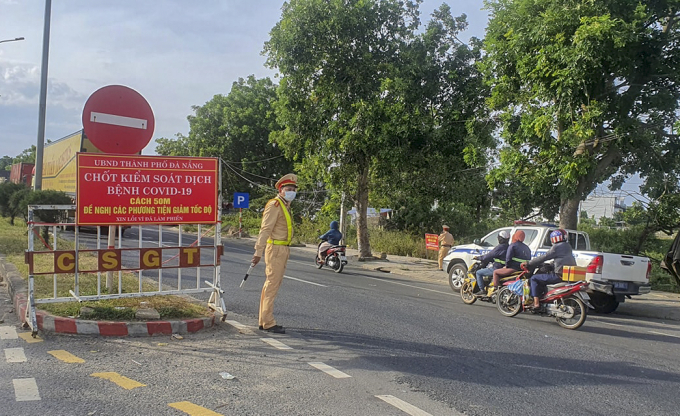 Lực lượng chức năng đang trực 24/24 để kiểm soát tình hình xe lưu thông ra vào ĐN (Ảnh:Thế Sơn)