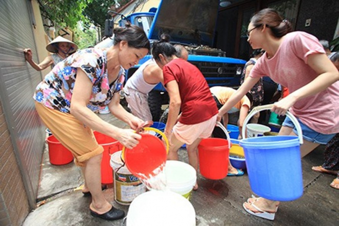 1910270959-nuoc-song-da-xuong-thap-nguoi-dan-ha-noi-doi-mat-nguy-co-thieu-nuoc-sach