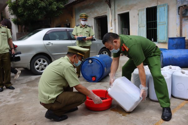 Lực lượng chức năng kiểm tra số mỡ gà không rõ nguồn gốc. Ảnh: Minh Phương