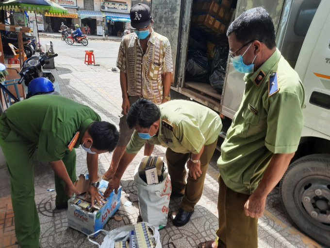 Qua khám phương tiện, Đoàn kiểm tra phát hiện hàng hóa trên phương tiện là thuốc lá điếu nhập lậu.