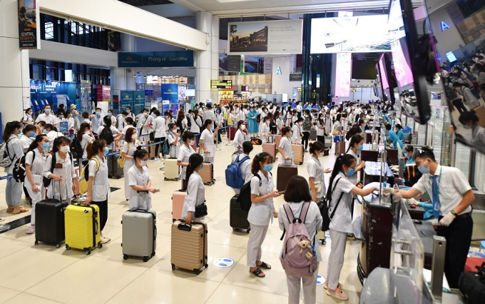 Đoàn giảng viên, sinh viên Trường Đại học Kỹ thuật Y tế Hải Dương có mặt từ sáng sớm tại sân bay Nội Bài để làm thủ tục chuyến bay. (Ảnh: HVN)