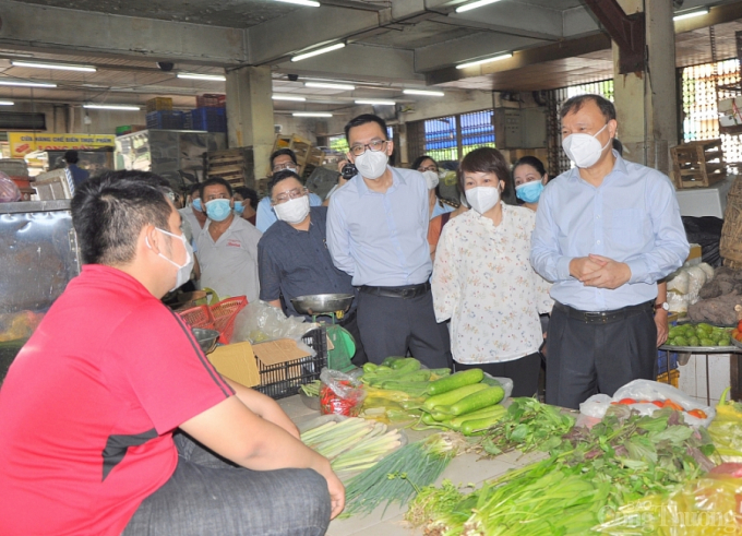 Thứ trưởng Đỗ Thắng Hải thăm hỏi động viên tiểu thương chợ An Đông