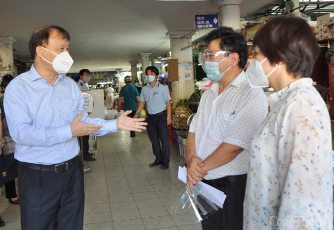 Thứ trưởng Đỗ Thắng Hải trao đổi về công tác phòng chống dịch trong kinh doanh và đảm bảo hàng hoá cung ứng cho người dân