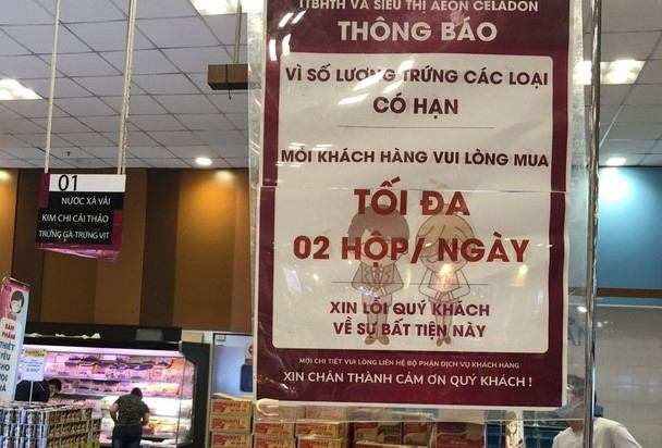 Giá trứng các loại tăng 6,34% so với tháng trước do nhu cầu của người dân tăng cao trong bối cảnh nhiều địa phương thực hiện giãn cách xã hội nên hầu hết các siêu thị chỉ cho người tiêu dùng mua tối đa 2 hộp/ngày.