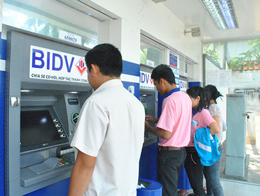 NHNN yêu cầu giảm phí giao dịch trên ATM, POS, chuyển khoản liên ngân hàng. Ảnh minh họa