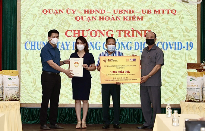 : Ông Nguyễn Tất Thắng – Phó TGĐ Tập đoàn T&T Group và bà Ninh Thị Lan Phương – Phó TGĐ SHB trao tặng 1.365 suất quà cho đại diện lãnh đạo quận Hoàn Kiếm.