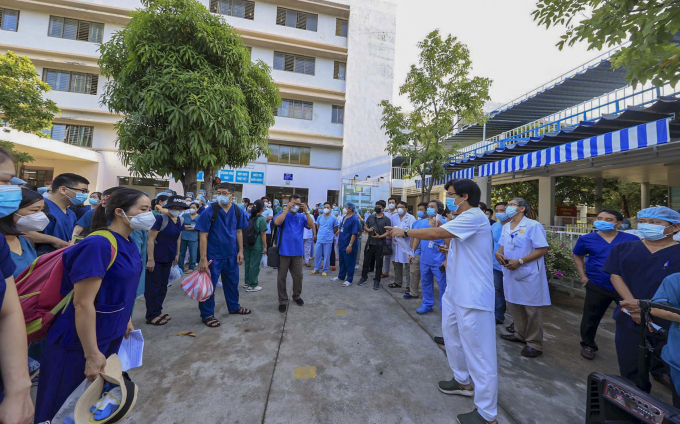 Th.S BS Nguyễn Trọng Thiện động viên anh chị em trước giờ lên đường làm nhiệm vụ (Ảnh:TS)