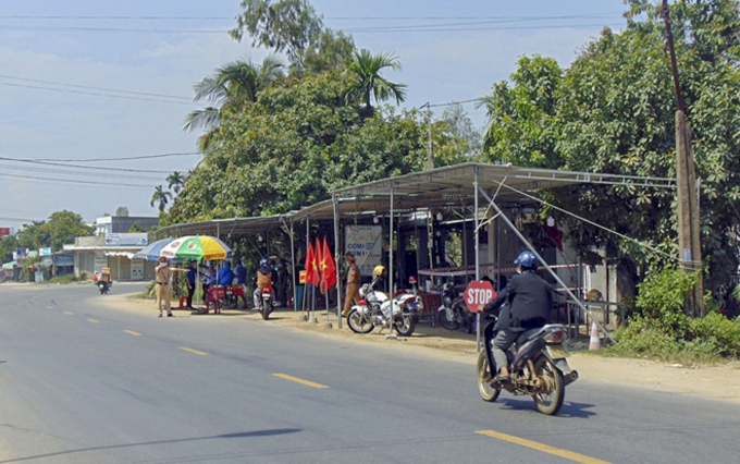 Thị xã Điện Bàn lập nhiều chốt trên quốc lộ kiểm tra phương tiện và người di chuyển qua địa phận trong thời gian giãn cách xã hội (Ảnh:TS)