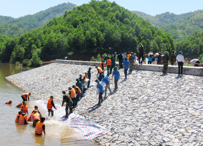 Xử lý kịp thời các sự cố đê điều, triển khai phương án hộ đê bảo đảm an toàn cho dân cư