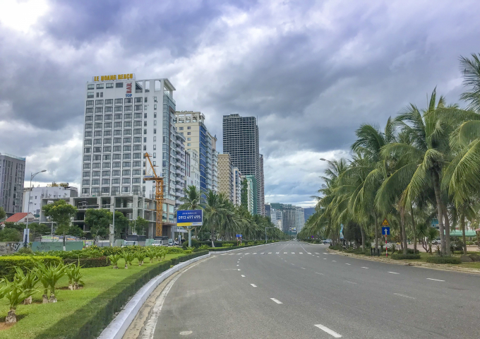 Con đường Võ Nguyên Giáp sầm uất nhất Đà Nẵng không có một bóng người sau khi áp dụng “ai ở đâu thì ở đó” của UBND TP. Đà Nẵng (Ảnh:TS)