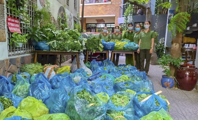 Tại các điểm cung ứng, các tình nguyện viên cùng với lực lượng đoàn viên thanh niên và phụ nữ, lực lượng công an sẽ căn cứ từng đơn hàng để đóng gói, dán tên người nhận và số tiền phải trả (Ảnh:TS)