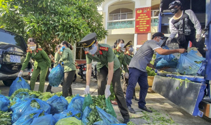 Đà Nẵng mở 30 điểm cung ứng thực phẩm do công an tổ chức hổ trợ bà con trong vùng dịch (Ảnh:TS)