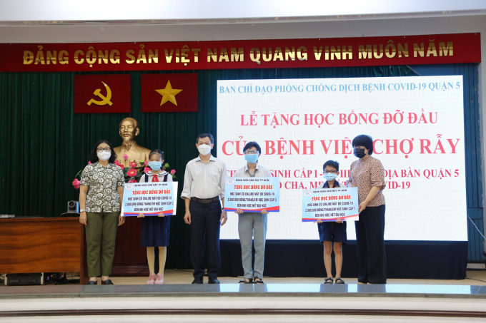 Bệnh viện Chợ Rẫy trao “Học bổng đỡ đầu” cho các em học sinh tại quận 5