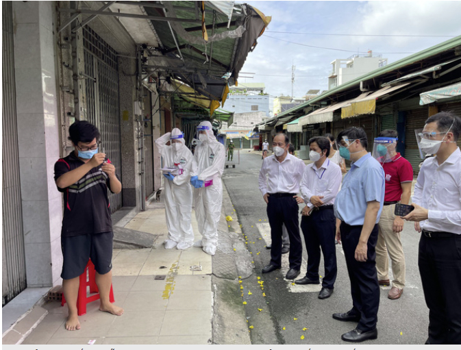 Bộ trưởng Bộ Y tế Nguyễn Thanh Long cùng đoàn công tác của Bộ Y tế chứng kiến người dân TP.HCM thực hiện thao tác lấy mẫu xét nghiệm tại nhà