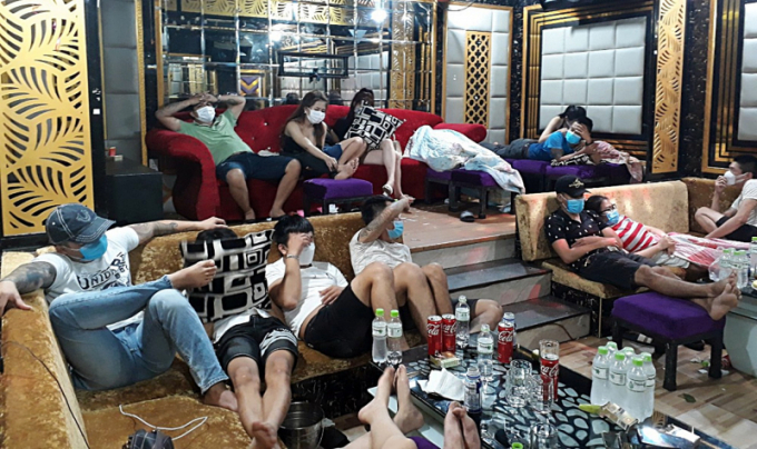 Các đối tượng đang bay lắc trong quán karaoke Luxury (Ảnh:CA)