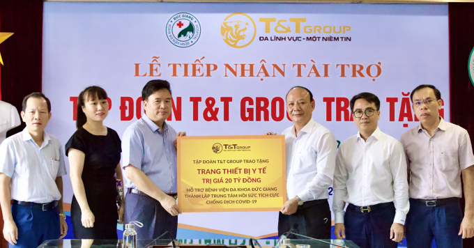 Ông Nguyễn Tất Thắng, Phó Tổng Giám đốc Tập đoàn T&T Group trao ủng hộ cho TS.BS Nguyễn Văn Thường, Giám đốc Bệnh viện đa khoa Đức Giang.