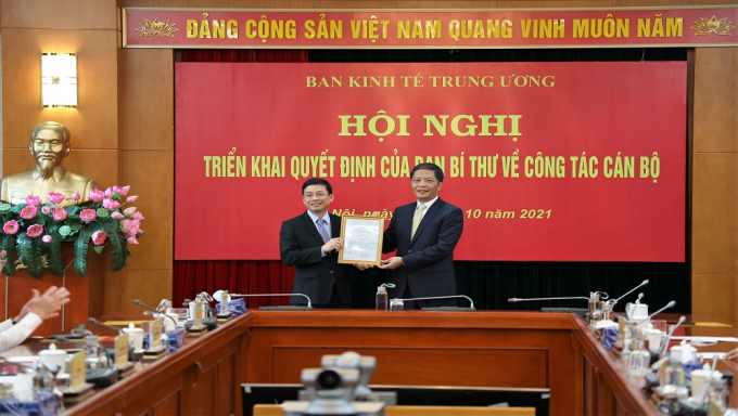 Trưởng BKTTW Trần Tuấn Anh trao quyết định bổ nhiệm Phó trưởng BKTTW cho đồng chí Nguyễn Duy Hưng