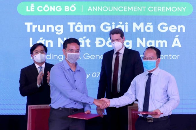 Ông Cao Anh Tuấn, người sáng lập Genetica bắt tay hợp tác với ông Vũ Quốc Huy, Giám đốc NIC trước sự chứng kiến của lãnh đạo Bộ KH&ĐT và lãnh đạo ADB