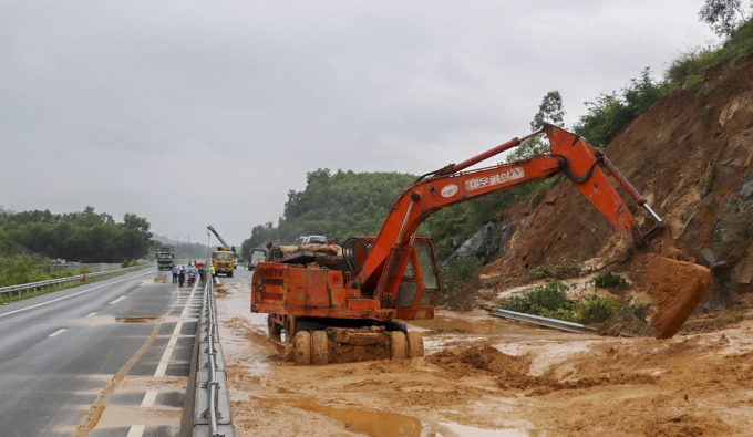 Cục Quản lý đường bộ III cũng điều động xe cẩu, xe múc đến vận chuyển bùn non, khắc phục vụ sạt lở (Ảnh: Thế Sơn)