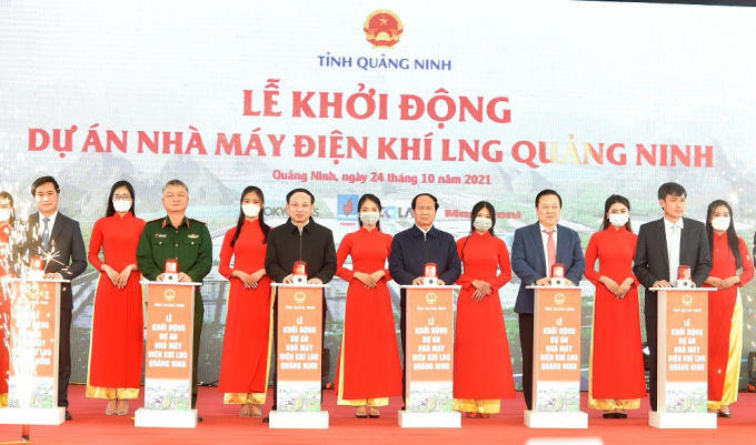 Phó Thủ tướng Lê Văn Thành và các đại biểu thực hiện nghi thức lễ khởi động dự án nhà máy điện khí LNG Quảng Ninh (Ảnh: VGP).