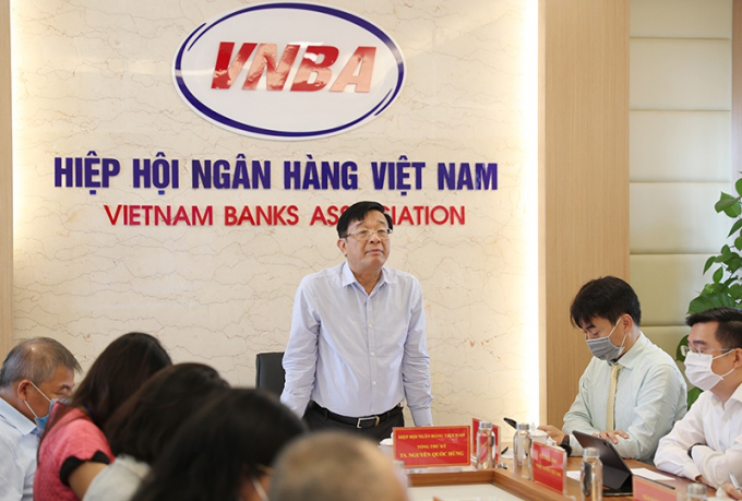 Ông Nguyễn Quốc Hùng, Chủ tịch VNBA chủ trì cuộc họp với các ngân hàng hội viên đồng thuận giảm lãi suất hôm 12/7/2021