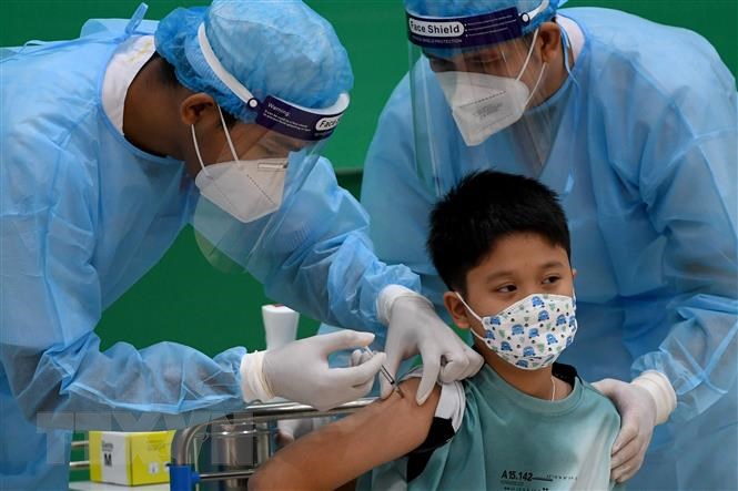 Tiêm vaccine ngừa COVID-19 cho một em nhỏ tại Phnom Penh ngày 1/11/2021 (Ảnh: AFP)