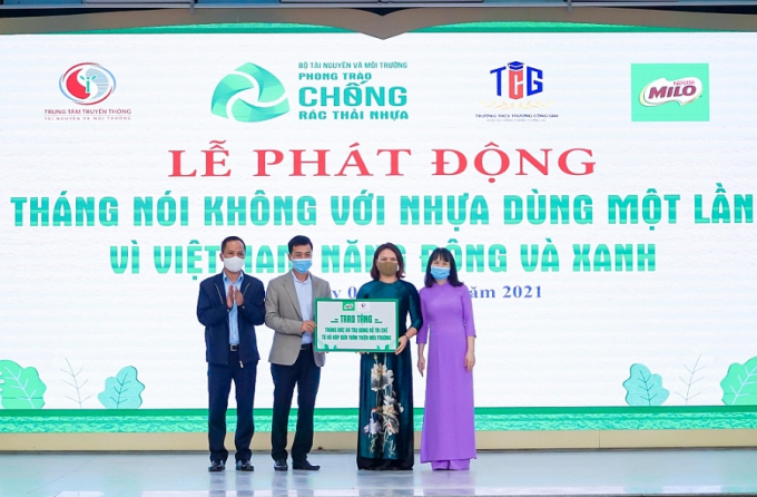 Đại diện Trung tâm Truyền thông TN&MT và Nestlé MILO trao tặng thùng rác và trụ bóng rổ tái chế từ vỏ hộp sữa thân thiện môi trường