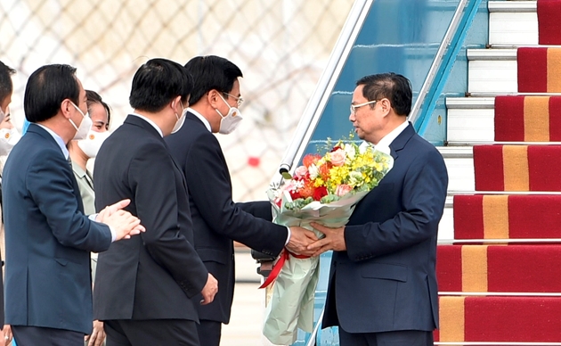 Thủ tướng Phạm Minh Chính và đoàn đại biểu cấp cao Việt Nam về tới sân bay Nội Bài, Thủ đô Hà Nội. Ảnh: VPG