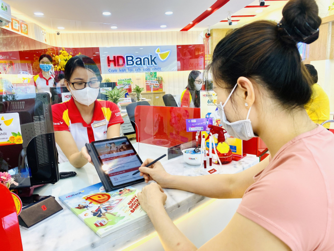 Tại thời điểm 30/6, HDBank có 8.113 cán bộ nhân viên làm việc tại ngân hàng mẹ, tăng 302 người so với đầu năm nay.