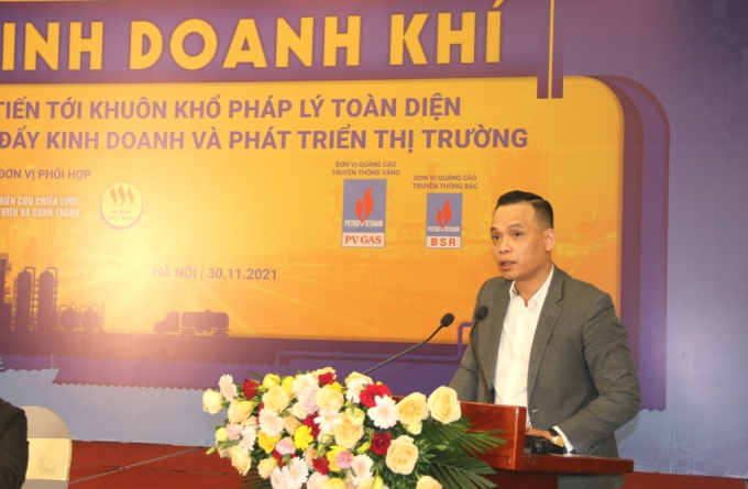 Ông Hoàng Anh Tuấn, Phó Vụ trưởng Vụ thị trường trong nước (Bộ Công thương) trình bày tham luận tại hội nghị