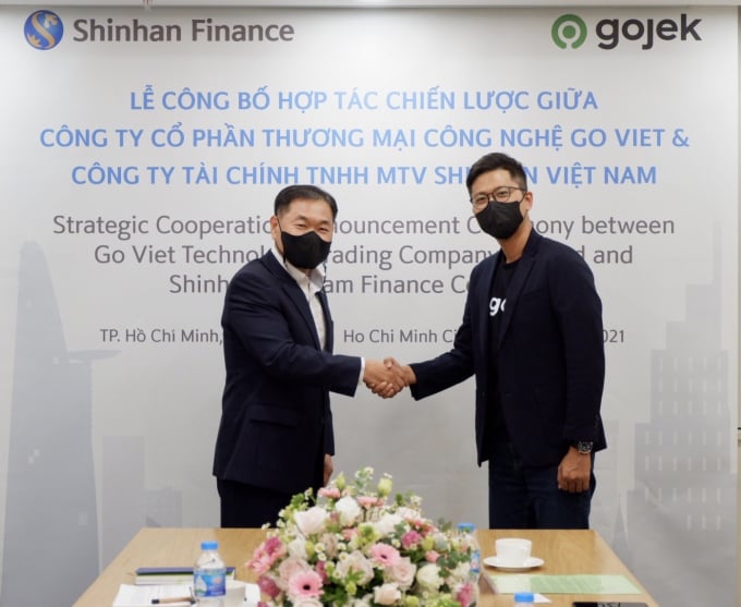 Ông Oh Taejoon, Tổng Giám đốc Shinhan Finance và ông Nguyễn Trung Kiên, Giám đốc Phát triển Đối tác Tài xế Gojek bắt tay hợp tác.