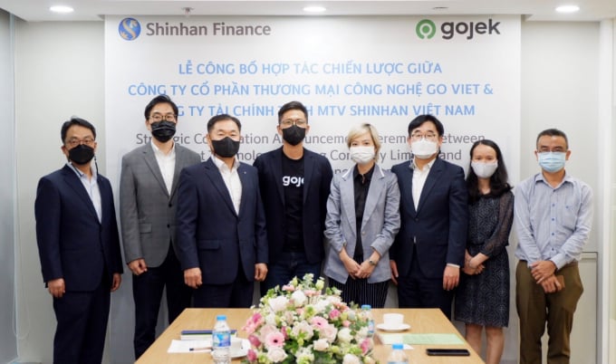 Tổng Giám đốc, đại diện BGĐ Shinhan Finance cùng đại diện Gojek tại buổi lễ công bố.
