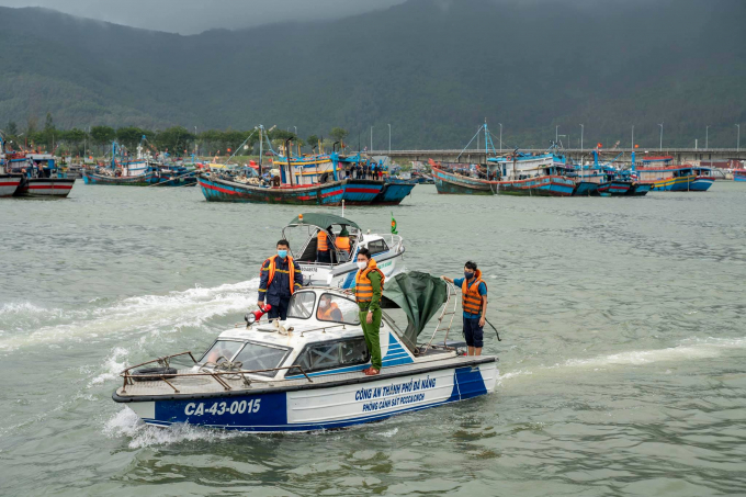 Lực lượng chức năng tuần tra nhắc nhở tàu thyền vào nơi tránh bão an toàn. Ảnh: Thế Sơn