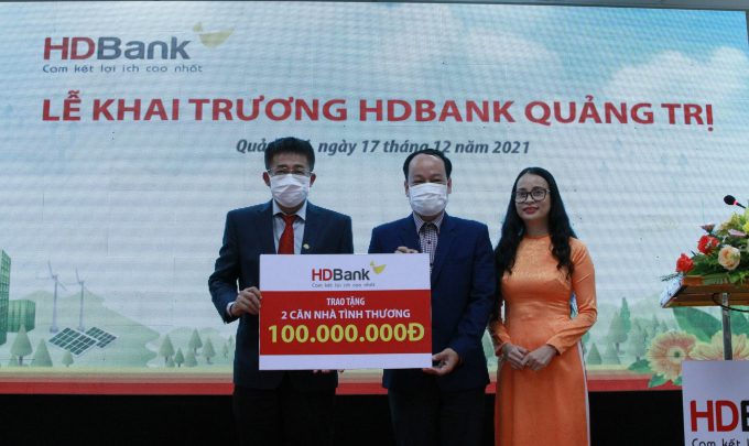 Tại Lễ khai trương, HDBank cũng đã trao tặng tỉnh Quảng Trị kinh phí xây dựng 2 căn nhà tình thương.