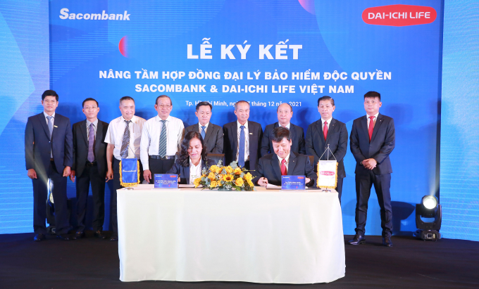 Bà Nguyễn Đức Thạch Diễm, thành viên HĐQT kiêm Tổng giám đốc Sacombank và ông Trần Đình Quân, Chủ tịch kiêm Tổng giám đốc Dai-ichi Life Việt Nam thực hiện nghi lễ ký kết