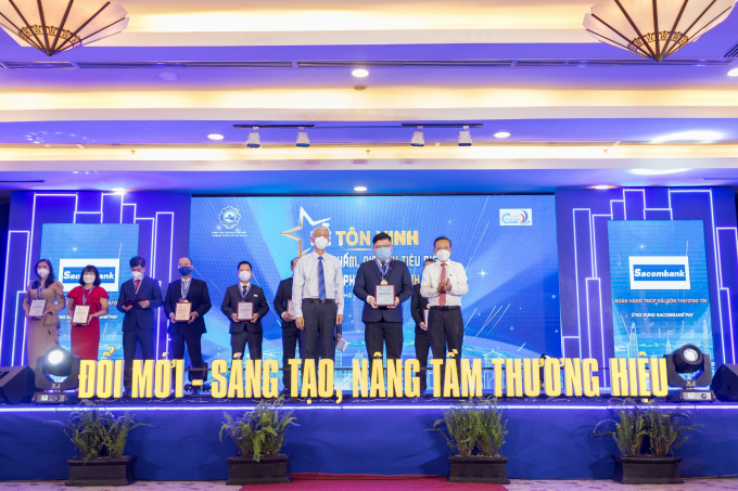 Đại diện Sacombank, ông Phạm Đức Duy - Giám đốc Trung tâm thẻ nhận giải thưởng 