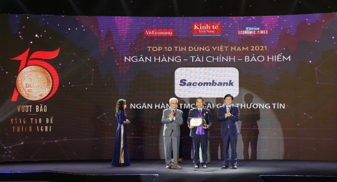 Đại diện Sacombank, ông Lương Văn Tuấn - Giám đốc Chi nhánh Thanh Trì nhận giải thưởng Top 10 sản phẩm, dịch vụ ngành Ngân hàng - Tài chính - Bảo hiểm