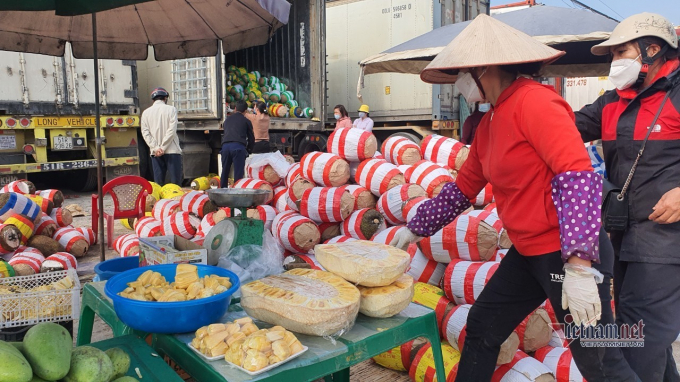 Chủ yếu hàng hóa ùn ứ là nông sản, trái cây...