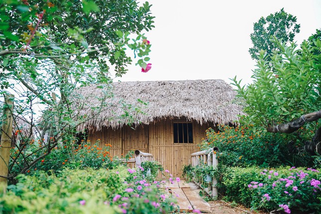 Giữa Hà Nội bộn bề lo toan và nặng gánh áp lực, Khu du lịch thôn Anh An giống như một ga tàu bán vé để trở về tuổi thơ, cho tâm hồn mỗi người được dịp lắng lại… và bình yên hơn”, chị Ngọc Thảo - một du khách vui vẻ đáp khi được hỏi về cảm nhận lúc thăm nơi này.