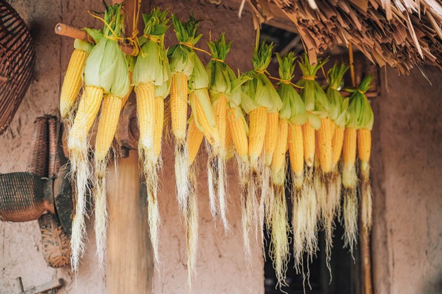 Chủ nhân Khu du lịch thôn Anh An có một tuổi thơ đáng nhớ bên căn nhà đơn sơ nên anh cho xây dựng căn nhà đắp đất, mái lợp cọ để những người như anh được sống lại tuổi thơ còn người trẻ thì hiểu hơn về cuộc sống của ông, cha mình thời còn khốn khó, ăn ngô khoai thay cơm.