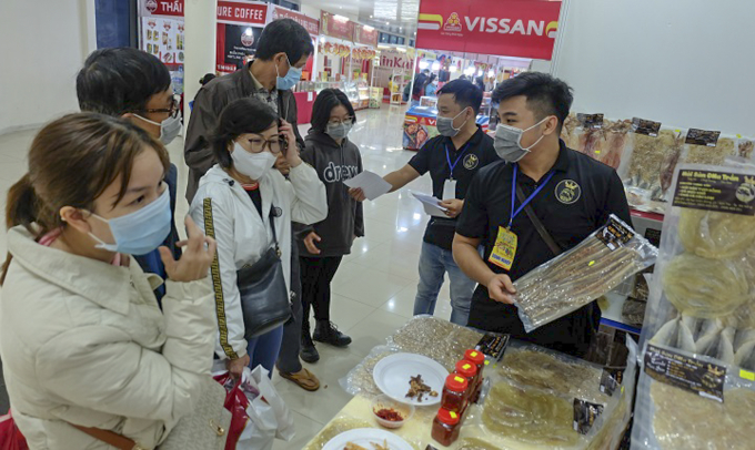 Tuy tình hình dịch phức tạp nhưng nhu cầu mua sắm của người dân trong dịp Tết khá cao (Ảnh: Thế Sơn)