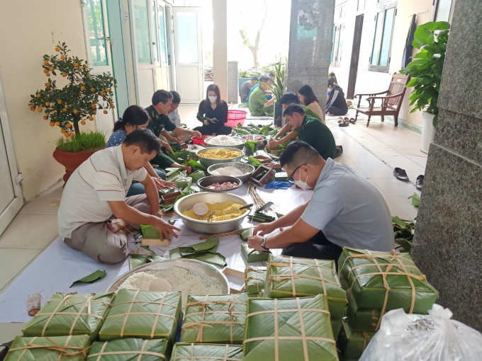 Cán bộ CNVC phường tự tay gói những chiếc bánh gởi đến những làm tuyến đầu chống dịch (Ảnh: Thế Sơn)