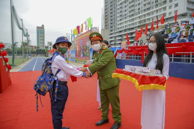 Thượng tá Phan Minh Mẫn - Trưởng CA Q.Sơn Trà trao tặng quà, động viên các thanh niên nhập ngũ (Ảnh: Thế Sơn)